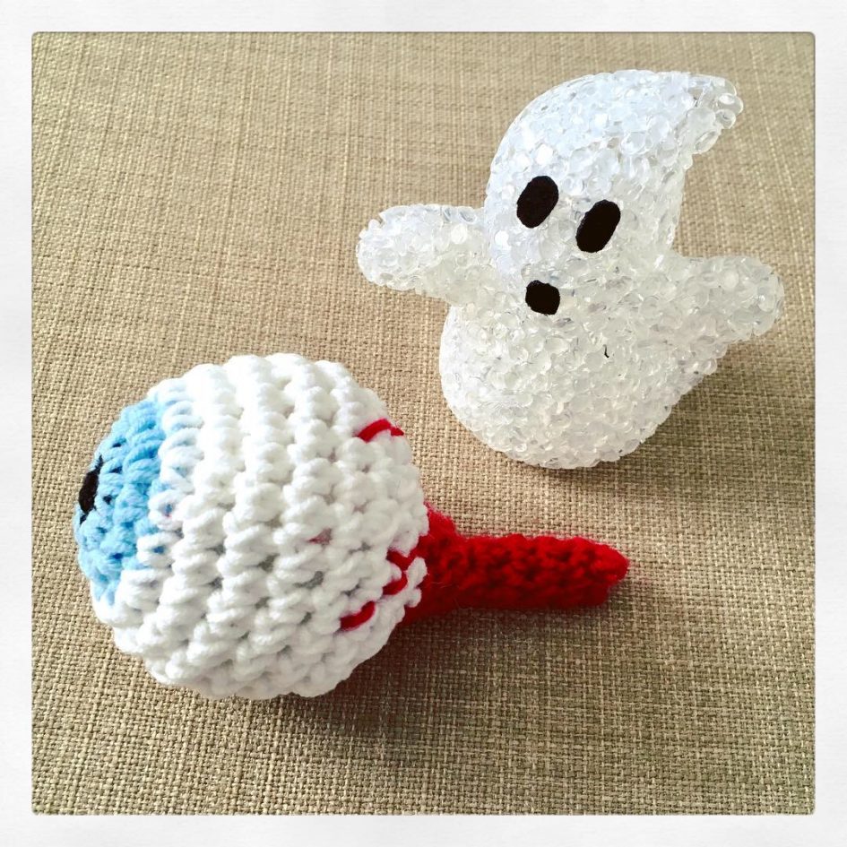 Crochet Halloween eyeball and mini ghost decoration.